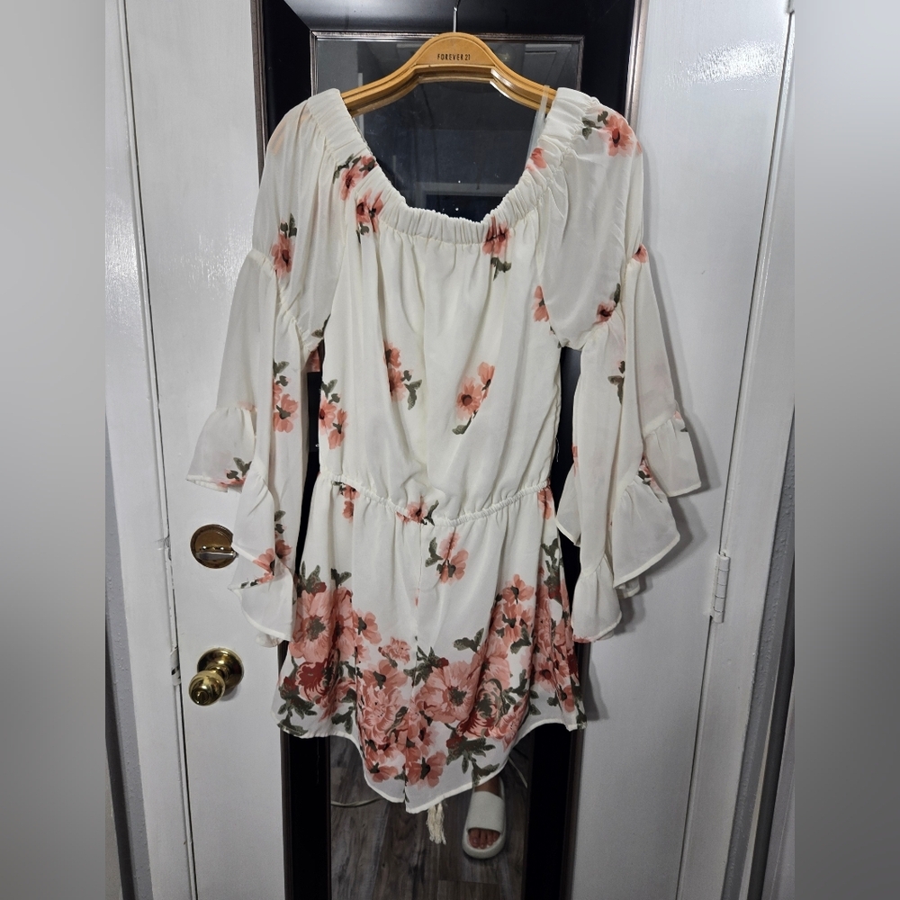 Blush Off Shoulder Floral Bell Sleeve Romper Sz Medium NWT - Picture 2 of 7